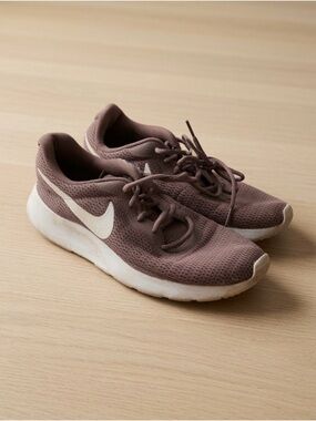 Nike Tanjun Women’s Running Shoes Mauve Pink Mesh Sneakers Size 9
